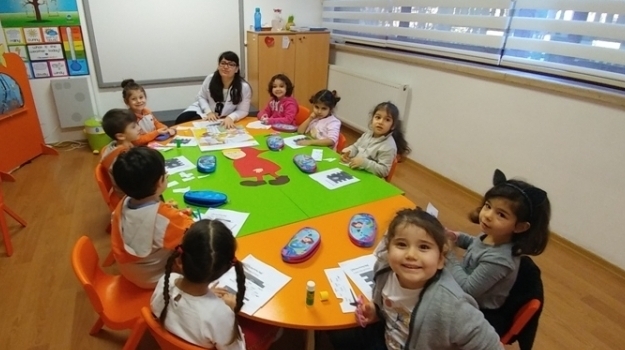 Bahçelievler Okul Öncesi Deniz Yıldızı Grubu Öğrencileri İngilizce Dersinde