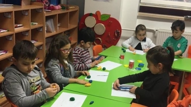 Bahçelievler Okul Öncesi Samanyolu Grubu Öğrencileri İngilizce dersinde’’ Bear Hunt’’ kitabını dinliyor