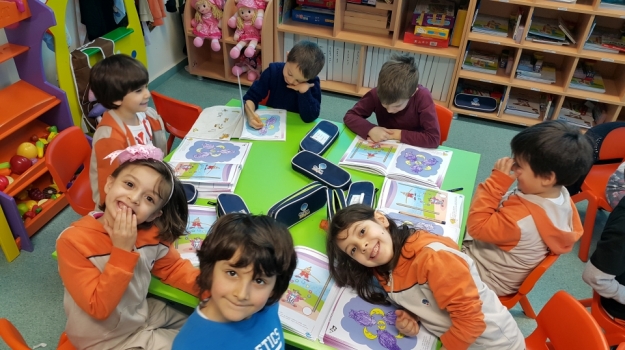 Bahçelievler Okyanus Koleji Okul Öncesi Gezegenler Grubu Okuma Yazma Dersinde
