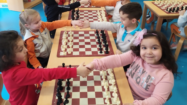 Bayrampaşa Okyanus Koleji Okul Öncesi Gökkuşağı Grubu Satranç Dersinde
