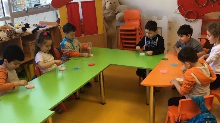 Beykent Okyanus Koleji Okul Öncesi Balıklar Sınıfı Sanat Etkinliği Dersinde
