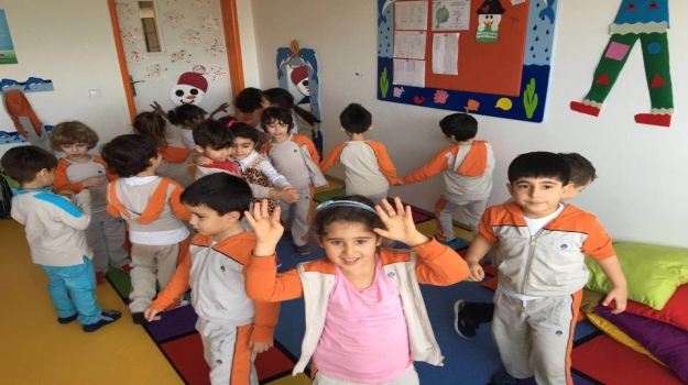 Beykent Okyanus Koleji Okul Öncesi Balıklar Grubu Öğrencileri Kar Partisi Etkinliğinde ;
