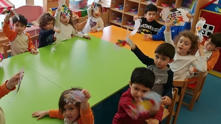 Beykent okyanus Koleji Okul Öncesi Çiçekler Grubu Sanat Etkinliği Zamanı