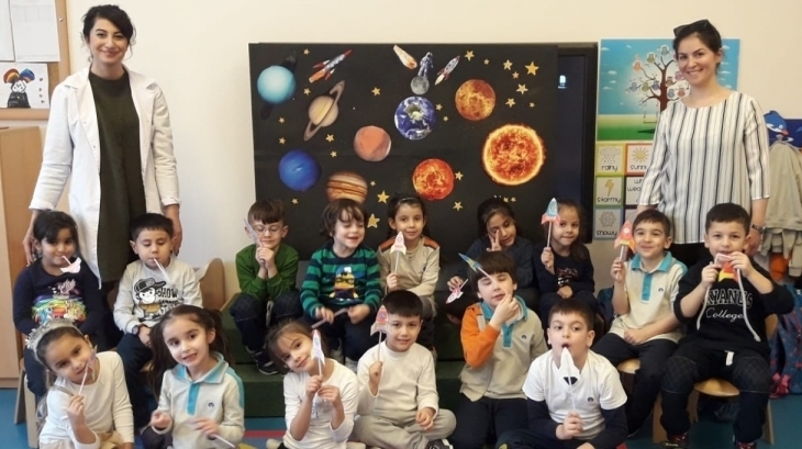 Bornova Okyanus Koleji Gezegenler Grubu Öğrencilerinden Ali Aras Sarıkoç'un Annesi Yasemin Sarıkoç İle Aile Katılımı Etkinliğinde