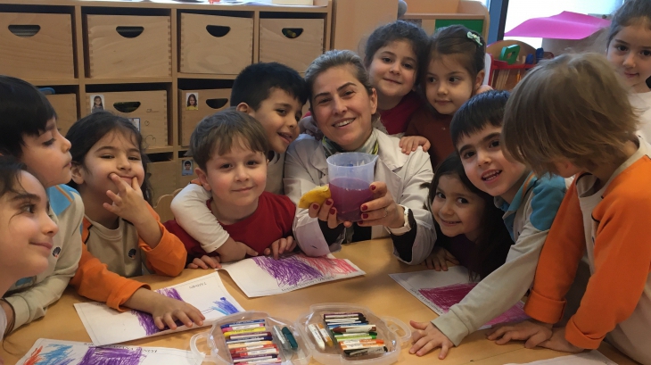 Bornova Okyanus Koleji Okul Öncesi Balıklar ve Yunuslar Sınıfı Deney Yapıyor