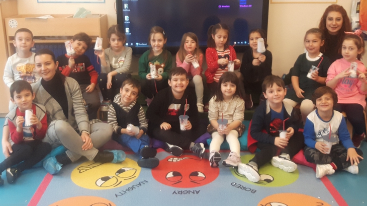 Bornova Okyanus Koleji Okul Öncesi Gezegenler Grubu öğrencileri 21 Şubat Cuma Günü Toprak Erkan ın annesi Deniz Hanım ile birlikte Aile Katılımı Etkinliğinde