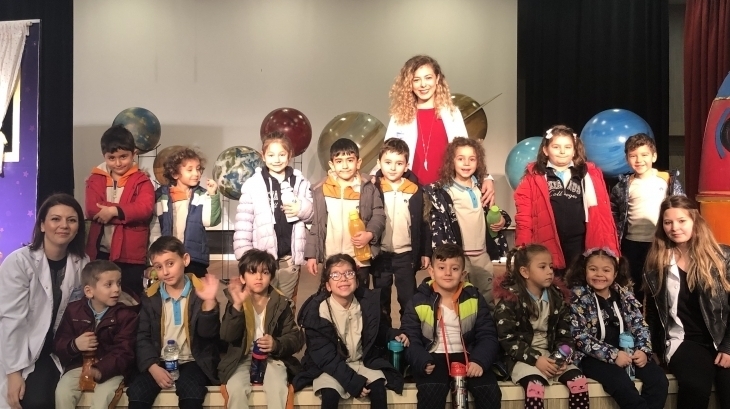 Bornova Okyanus Koleji Okul Öncesi Öğrencileri İnteraktif İngilizceTiyatroda
