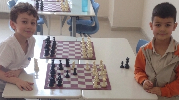 Eryaman İlkokul Kademesi Öğrencileri Satranç Dersinde