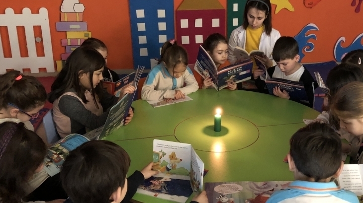Eryaman Okyanus Koleji Öğrencileri Mum Işığında Kitap Okudu