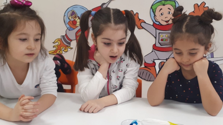 Eryaman Okyanus Koleji Okul Öncesi Kademesi Öğrencileri mad science dersinde  birbirinden eğlenceli deney ve oyun ile öğrenmeye devam ediyorlar.