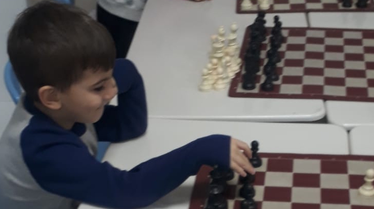 Eryaman Okyanus Koleji Okul Öncesi Kademesi Öğrencileri satranç dersinde  taşların tehditleri konusunu  öğrendiler.