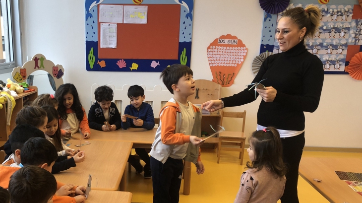 Gökkuşağı Grubu Öğrencileri Aile Katılımında '‘ Kitap Ayracı '' Etkinliği Yapıyor