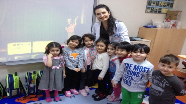 Güneşli  Okyanus Koleji  Okul Öncesi Yunuslar  Grubu  İngilizce Dersinde