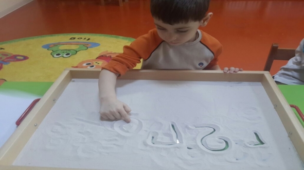 Güneşli Okul Öncesi Gökkuşağı Grubu Rakam Yazma Çalışması Yapıyor.