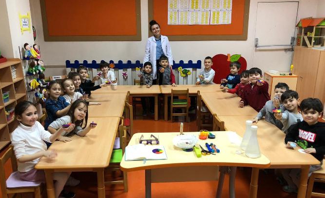 Güneşli Okul Öncesi Öğrencileri Mad Science Etkinliğinde Işık Ve Renk Hareketlerinin Oluşumunu, Mıknatıslar Ve Çekim Güçlerini Öğrendi