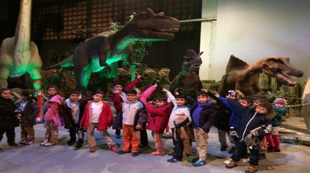 Güneşli Okyanus Öğrencileri Dinozorların Gizemli Dünyasını Keşfediyor