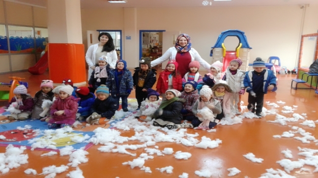 Güneşli Okyanus Koleji Okul Öncesi B Grubu  Kar Partisi Yapıyor