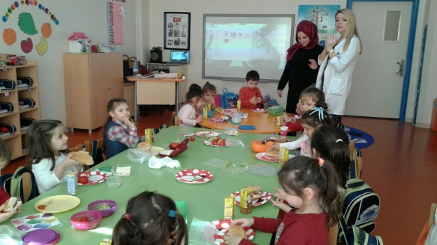 Güneşli Okyanus Koleji Okul Öncesi Balıklar Grubu Sandvic Yapıyor