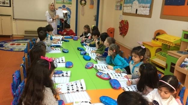 Güneşli Okyanus Koleji Okul Öncesi Balıklar Sınıfı Okuma Yazmaya Hazırlık Çalışmasında