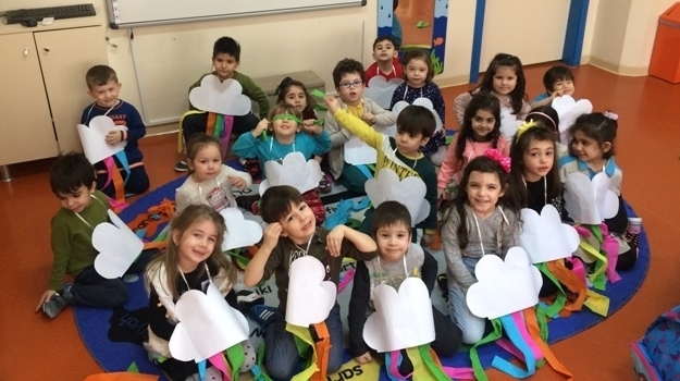 Güneşli Okyanus Koleji Okul Öncesi Balıklar ve Yunuslar Grubu Renk Partisi Yapıyor