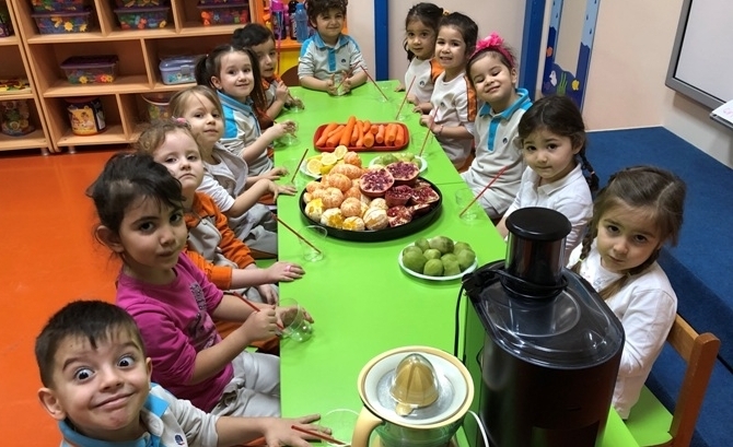 Güneşli Okyanus Koleji Okul Öncesi Çiçekler Grubu C Vitamini Partisinde.