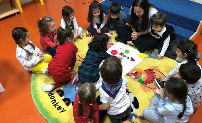 Güneşli Okyanus Koleji Okul Öncesi Çiçekler Grubu Geometrik Şekilleri Öğreniyor