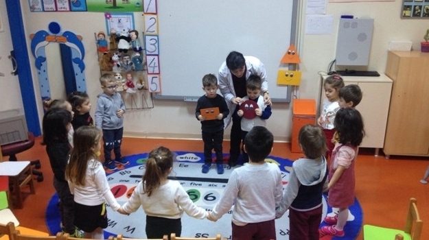Güneşli Okyanus Koleji Okul Öncesi Çiçekler Grubu  Şekilleri Öğreniyor