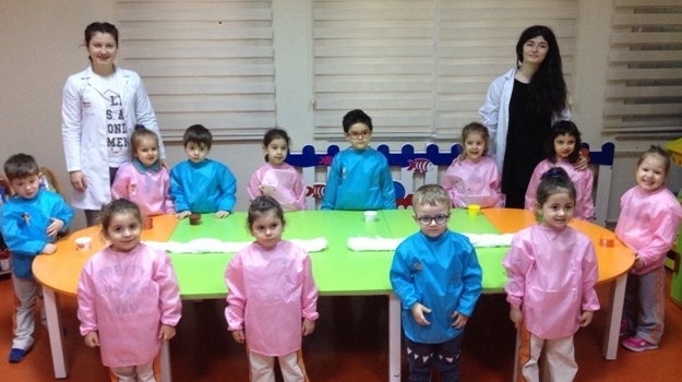 Güneşli Okyanus Koleji Okul Öncesi Çiçekler Grubu Fasulye Deneyi Yapıyor