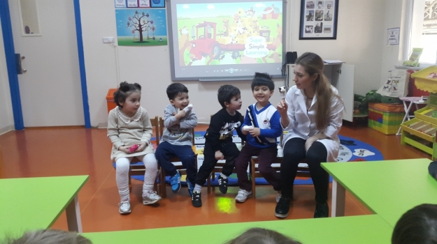 Güneşli Okyanus Koleji Okul Öncesi Çiçekler Grubu Kuklalarını Oynatıyor