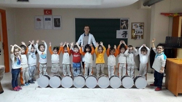 Güneşli Okyanus Koleji Okul Öncesi Çiçekler Grubu Müzik Dersinde