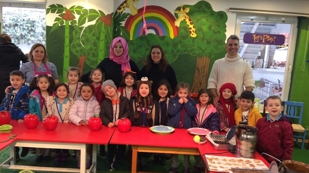 Güneşli Okyanus Koleji Okul Öncesi A Grubu Öğrencileri Sihirli Elma Şekeri Atölyesinde