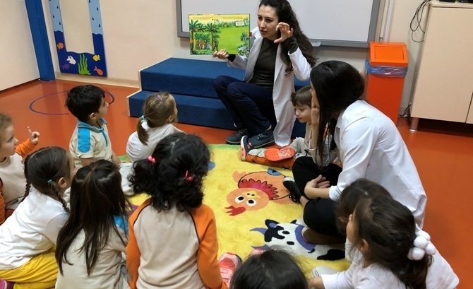 Güneşli Okyanus Koleji Okul Öncesi Okul Öncesi Çiçekler Grubu Bilingual Dersinde