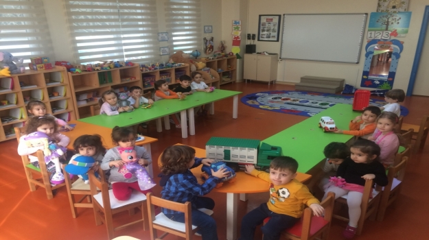 Güneşli Okyanus Koleji Okul Öncesi Rüzgarlar Grubu Oyuncak Gününde Oyuncaklarını Paylaşıyor
