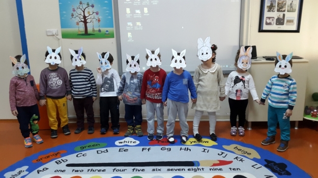 Güneşli Okyanus Koleji Okul Öncesi Rüzgarlar ve Çiçekler Grubu Maske Partisi Yapıyor;