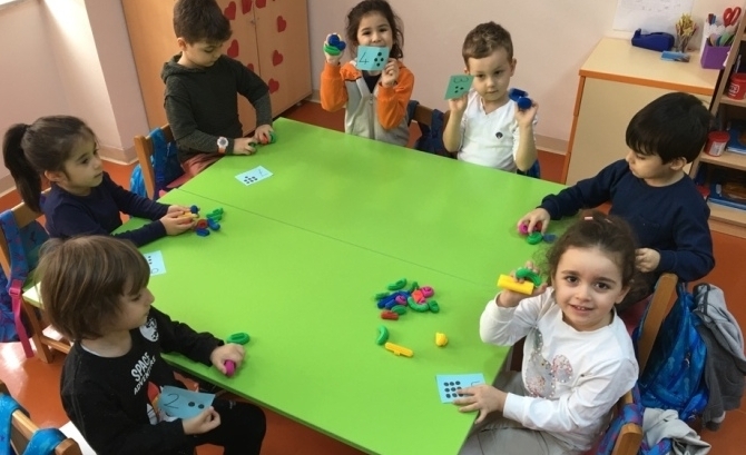 Güneşli Okyanus Koleji Okul Öncesi Yunuslar Grubu Fen Matematik Etkinliği Dersinde
