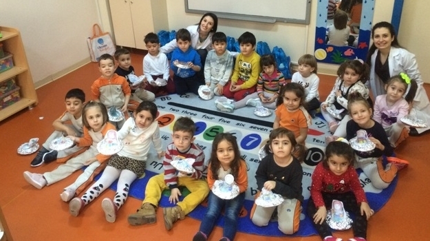 Güneşli Okyanus Koleji Okul Öncesi Yunuslar Grubu Bilingual Dersinde Uzay Aracı Yapıyor