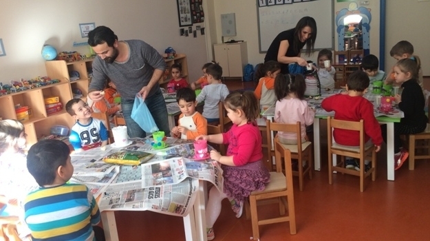 Güneşli Okyanus Koleji Okul Öncesi Yunuslar Grubu Veli Etkinliğinde Lale Çiçeği Ekiyor