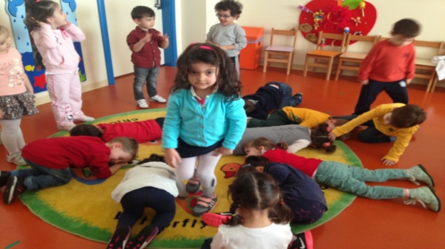 Güneşli Okyanus Koleji Okulöncesi Rüzgar Grubu Uykucu Horoz Oyununu Oynuyor