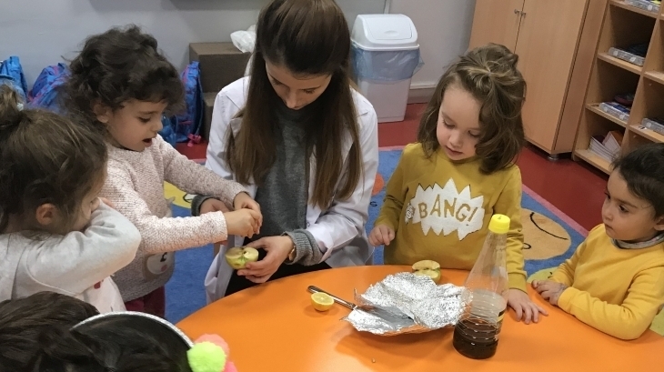Halkalı Okul Öncesi Ağaçlar Grubu Öğrencileri Deney Yapıyor.