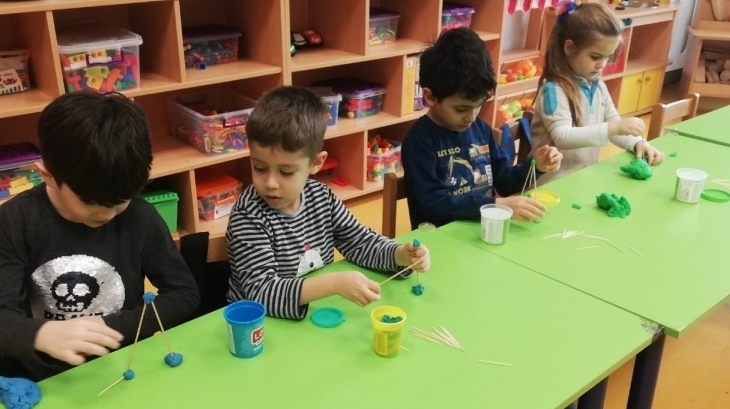 Halkalı Okul Öncesi Güneş Grubu Öğrencileri Sanat Dersinde .