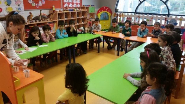 Halkalı Okyanus Koleji Okul Öncesi Bulutlar Grubu Deney Yapıyor.