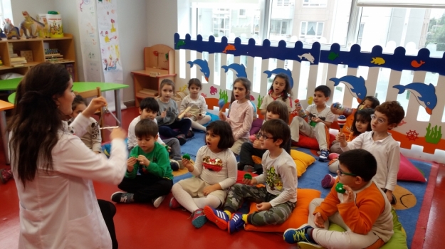 Halkalı Okyanus Koleji Okul Öncesi Yıldızlar Grubu Öğrencileri Müzik dersinde.