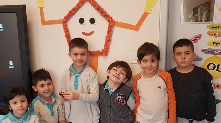 İncek Okyanus Koleji Gezegenler Sınıfı  Sanat Etkinligi Dersinde Beşgeni Eğlenceli  Şekilde Öğrendiler.