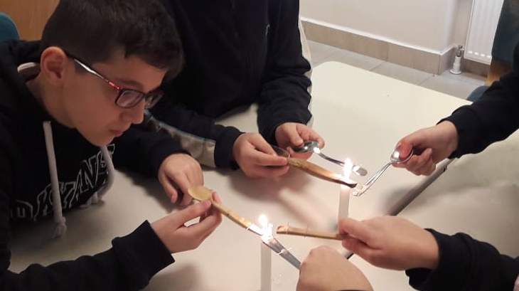 İncek Okyanus Koleji Ortaokulu Öğrencileri Fen Laboratuvarında