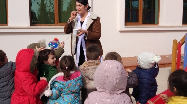İncek Okyanus Okul Öncesi Çiçekler Grubu Fastrackids Dersinde Baloncuk Deneyini Yaptılar.