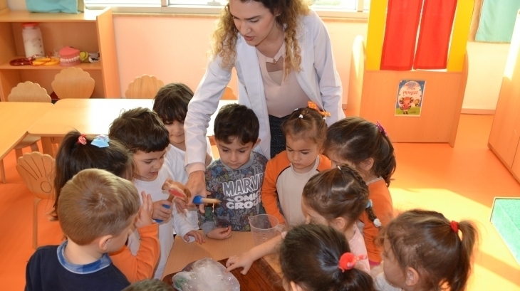 İnciler Sınıfı “Hayvanları Buzdan Kurtaralım” Etkinliği Yapıyor