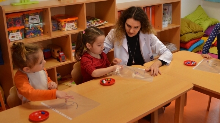 İnciler Sınıfı "Ponponlarla Matematik" Etkinliği Yapıyor