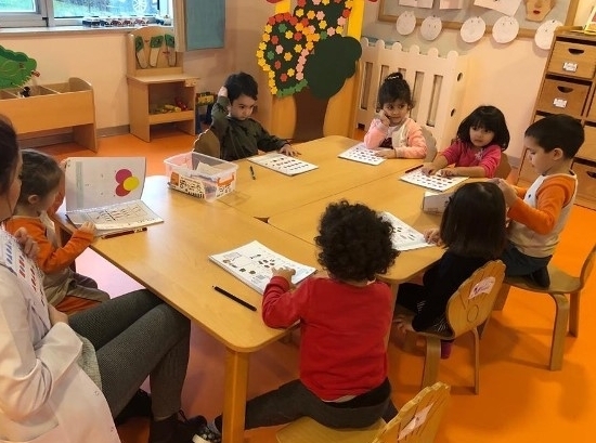 Kemerburgaz Okyanus Koleji Çiçekler Grubu Öğrencileri “Kitap Çalışması” Etkinliğinde “Nesne Rakam eşleştirme” Çalışmasını Gerçekleştirdi