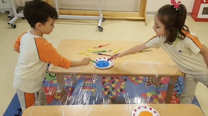 Kemerburgaz Okyanus Koleji Gökkuşağı Grubu Öğrencileri Sanat Dersinde