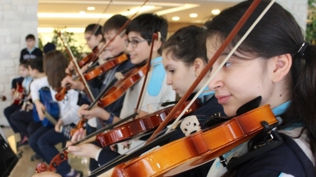 Kemerburgaz Kampüsünde Müzik Yetenek Dersinde Öğrencilerin "Lobi Dinletisi"